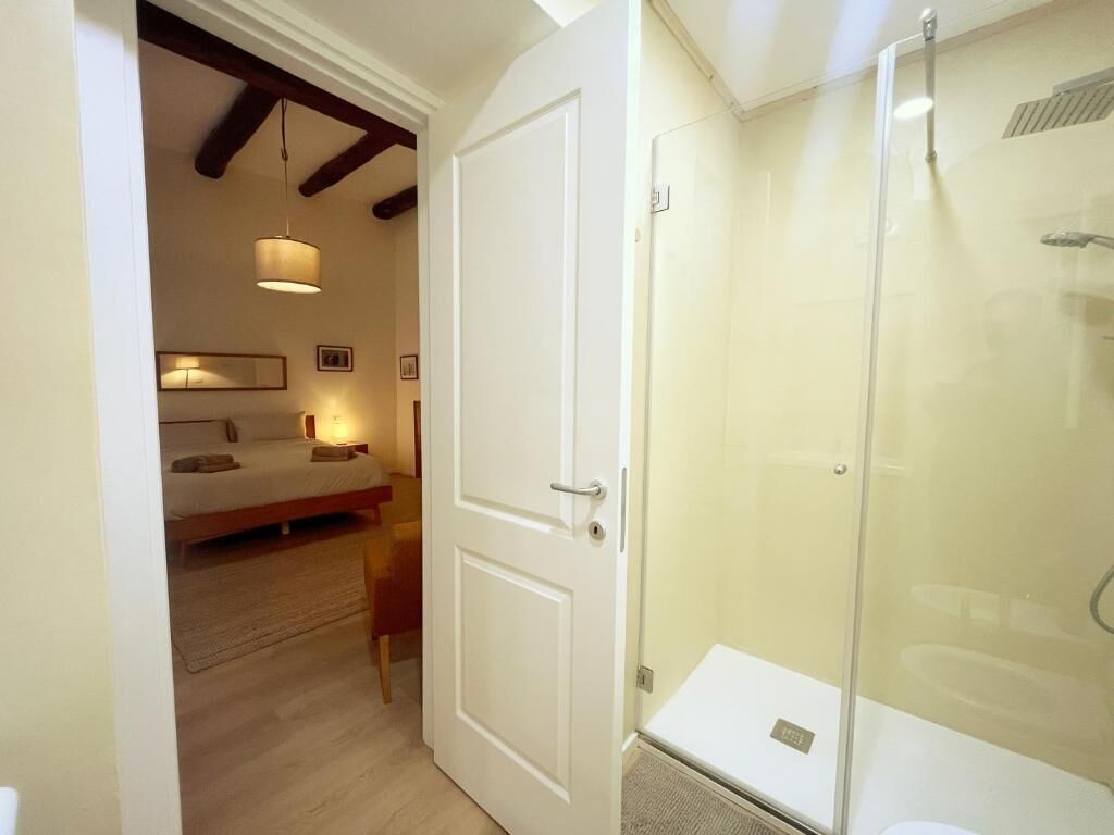 Camera doppia, vista città | Bagno | Doccia, set di cortesia gratuito, asciugacapelli, asciugamani
