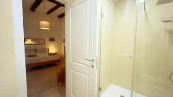 Camera doppia, vista città | Bagno | Doccia, set di cortesia gratuito, asciugacapelli, asciugamani