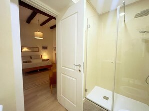 Chambre Double, vue ville | Salle de bain | Douche, articles de toilette gratuits, sèche-cheveux