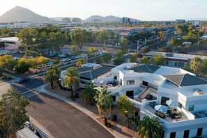 A modern hotel with a rooftop patio, surrounded by palm trees and a parking lot. - Vega - Private Balcony - In Old Town Scottsdale (Scottsdale)