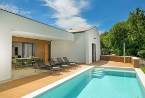 A modern house with a swimming pool, outdoor seating, and a dining area. - Villa Astrid (Istria - Krničari) (Krničari)