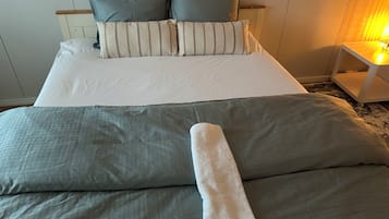 2 makuuhuonetta, silitysrauta/-lauta, Wi-Fi, vuodevaatteet