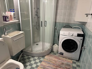 Sèche-cheveux, serviettes fournies, savon, papier toilette