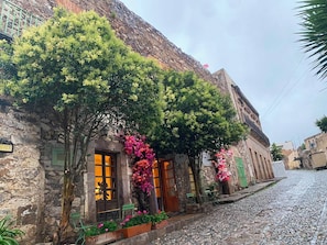 Vista frontal de la propiedad