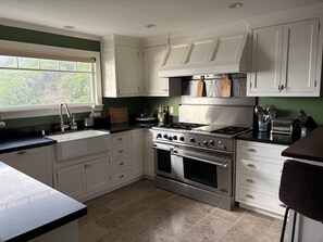 Private kitchen - Amazing 3-bedroom house in Sausalito Hills perfect for your getaway (Sausalito)