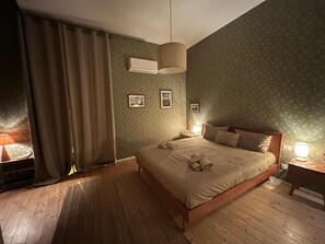 Camera doppia, balcone, vista città | Postazione laptop, insonorizzazione, ferro/asse da stiro, Wi-Fi gratuito