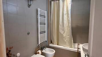 Doppia Deluxe, patio, vista giardino | Bagno | Set di cortesia gratuito, asciugacapelli, asciugamani, sapone