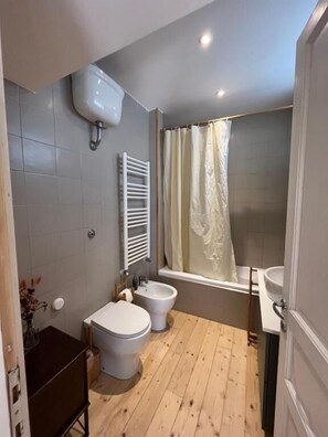 Doppia Deluxe, patio, vista giardino | Bagno | Set di cortesia gratuito, asciugacapelli, asciugamani, sapone