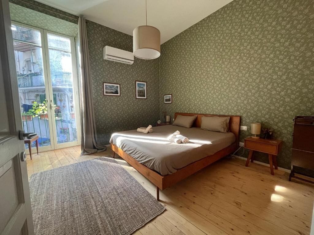 Doppelzimmer, Balkon, Stadtblick | Laptopgeeigneter Arbeitsplatz, schallisolierte Zimmer