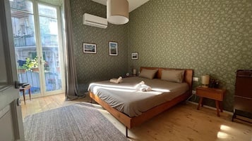 Doppelzimmer, Balkon, Stadtblick | Laptopgeeigneter Arbeitsplatz, schallisolierte Zimmer