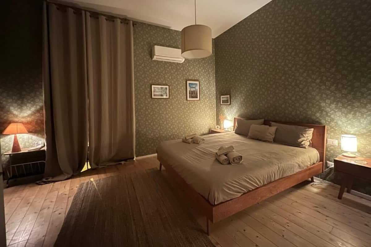 Double Room, Balcony, City View | Laptop workspace, soundproofing, iron/ironing board, free WiFi