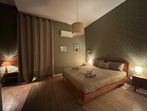 Double Room, Balcony, City View | Laptop workspace, soundproofing, iron/ironing board, free WiFi - Casa Vayu-Rooms and Garden-Rione Sanità (Naples)