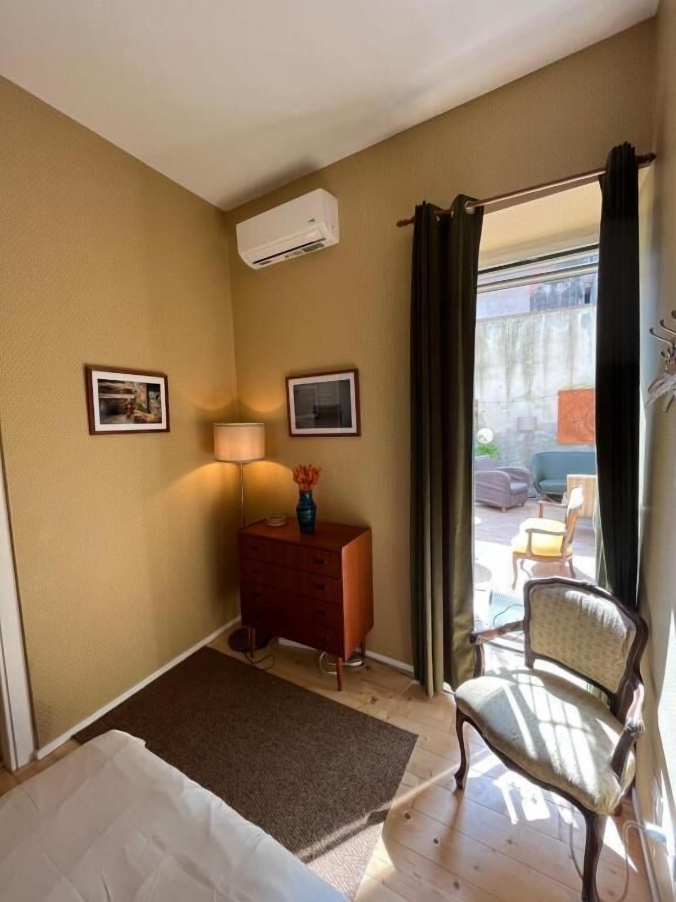 Doppia Deluxe, patio, vista giardino | Postazione laptop, insonorizzazione, ferro/asse da stiro, Wi-Fi gratuito