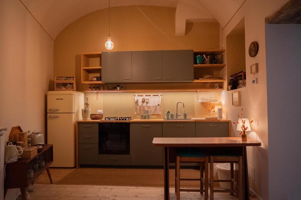 Doppia Deluxe, patio, vista giardino | Cucina privata | Frigorifero con congelatore, microonde, forno, piano cottura