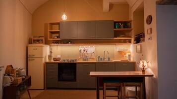 Doppia Deluxe, patio, vista giardino | Cucina privata | Frigorifero con congelatore, microonde, forno, piano cottura