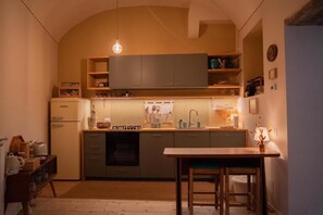 Doppia Deluxe, patio, vista giardino | Cucina privata | Frigorifero con congelatore, microonde, forno, piano cottura