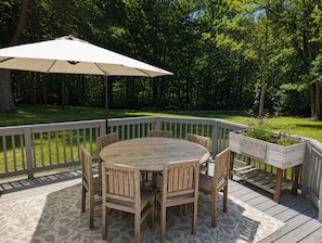 A wooden deck with a round table and chairs, surrounded by a white railing. - FIFA World Cup Stay • Whole House • 21 Miles to Gillette Stadium (Hanover)