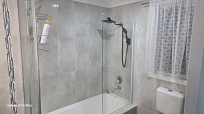 Bathroom - A private self contained studio. (Oakhurst)