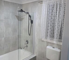 Hair dryer, towels, soap, toilet paper - A private self contained studio. (Oakhurst)