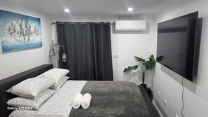 Room - A private self contained studio. (Oakhurst)