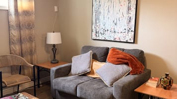 Een smart-tv en boeken