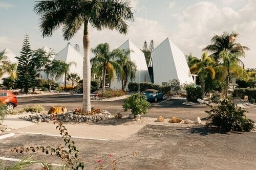 Luxor Pyramid – Tropical Paradise in Fort Myers