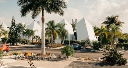 Luxor Pyramid – Tropical Paradise in Fort Myers