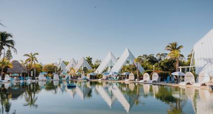 Luxor Pyramid – Tropical Paradise in Fort Myers