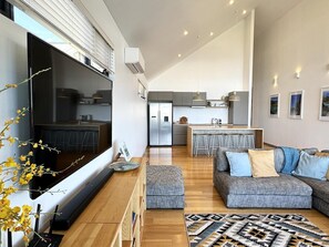 Smart TV, books - Nullaki Views on Russell: Walk to Cafes, expansive views (Denmark)