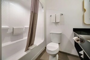 Bathroom - Queen Studio with Kitchen | Pool, 4.6 mi to Aquatic Center, 3.4 mi to Airport (Ingleside)
