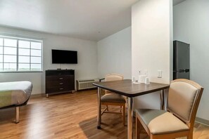 Room - Queen Studio with Kitchen | Pool, 4.6 mi to Aquatic Center, 3.4 mi to Airport (Ingleside)