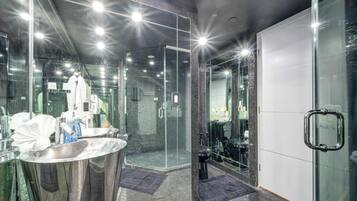 Een douche, een haardroger, handdoeken, shampoo