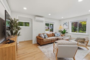 Living area - Stylish 3BR Retreat w Pool Table & More (Seattle)