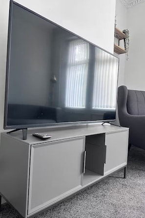 Living area - Apartment Sleeps 7 with Free Parking (Newcastle upon Tyne)