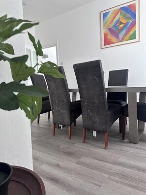 Dining - Apartment Sleeps 7 with Free Parking (Newcastle upon Tyne)