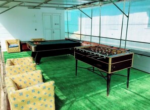 A room with a foosball table, a pool table, and green carpet. - Country House Near Fataga & Maspalomas (San Bartolome de Tirajana)