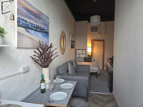 Beachfront Studio Suite Downhill Free Parking