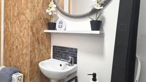Bathroom - Beachfront Studio Suite Downhill Free Parking (Coleraine)