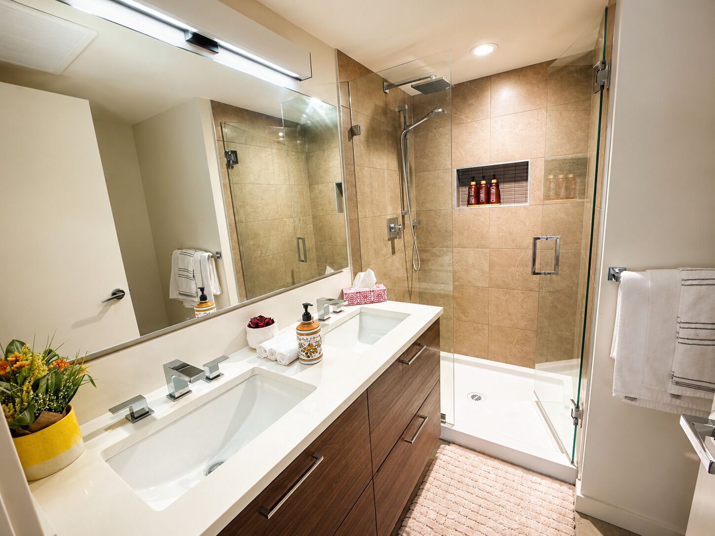Séchoir à cheveux, bidet, serviettes fournies, savon
