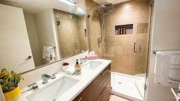 Séchoir à cheveux, bidet, serviettes fournies, savon