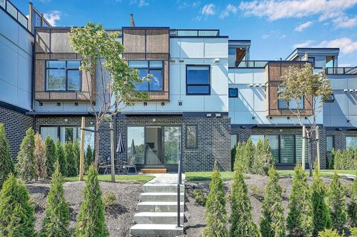 Riverfront retreat w/ private rooftop deck