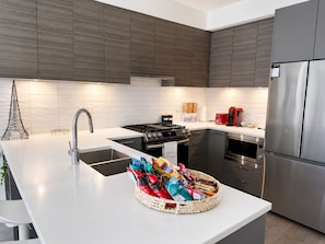 Coffee/tea maker, fridge, microwave, oven