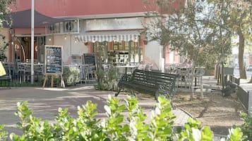 Studio | Tempat makan outdoor