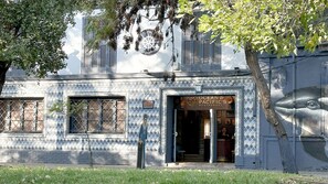 A building with a sign for 'Ocean Pacific's Restaurant' and a mural of a whale on the side. - Depto. moderno con aire acondicionado (Santiago)
