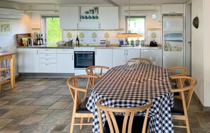 Kylskåp, mikrovågsugn, spishäll och diskmaskin