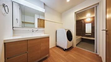 Deluxe Villa | Bathroom | Separate tub and shower, free toiletries, hair dryer, towels