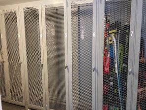 A row of six numbered metal lockers with mesh doors, likely used for storage. - Haus Montana 3/6 Appartement/Fewo,   4-Bettwohnung by Interhome (Lenzerheide)