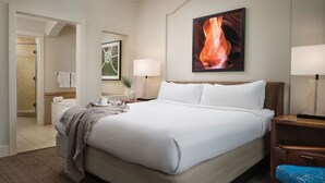 A hotel room with a bed, bedside table, lamp, and artwork on the wall. - 2BR/2BA Villa w/ Pools & Splash Pad – Marriott Canyon Villas, Phoenix (Phoenix)