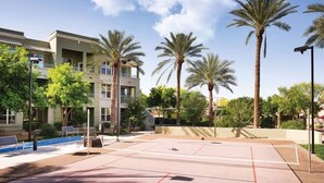 A courtyard with palm trees, a pool, and a building with balconies. - 2BR/2BA Villa w/ Pools & Splash Pad – Marriott Canyon Villas, Phoenix (Phoenix)