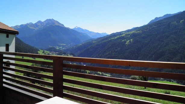 A balcony with a view of a valley and mountains. - Clavo Vigl Appartement/Fewo Clavo Vigl by Interhome (Vaz)